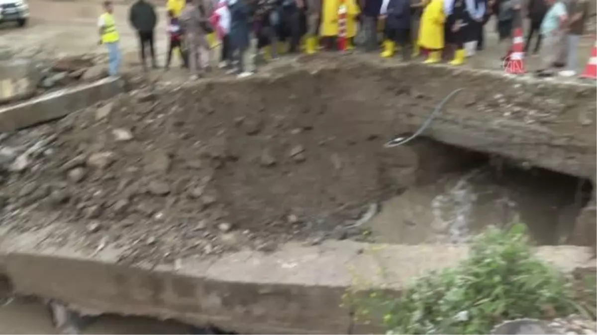 Bakan Kurum, Ankara'daki selden etkilenen Tatlar Mahallesi'nde incelemelerde bulundu