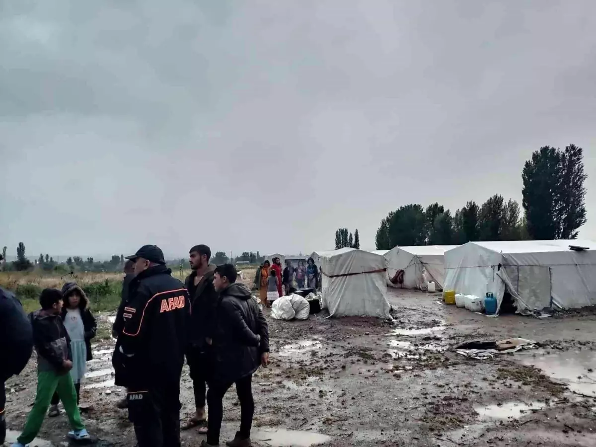 Çadır alanını sel bastı, 30 kişi canını zor kurtardı