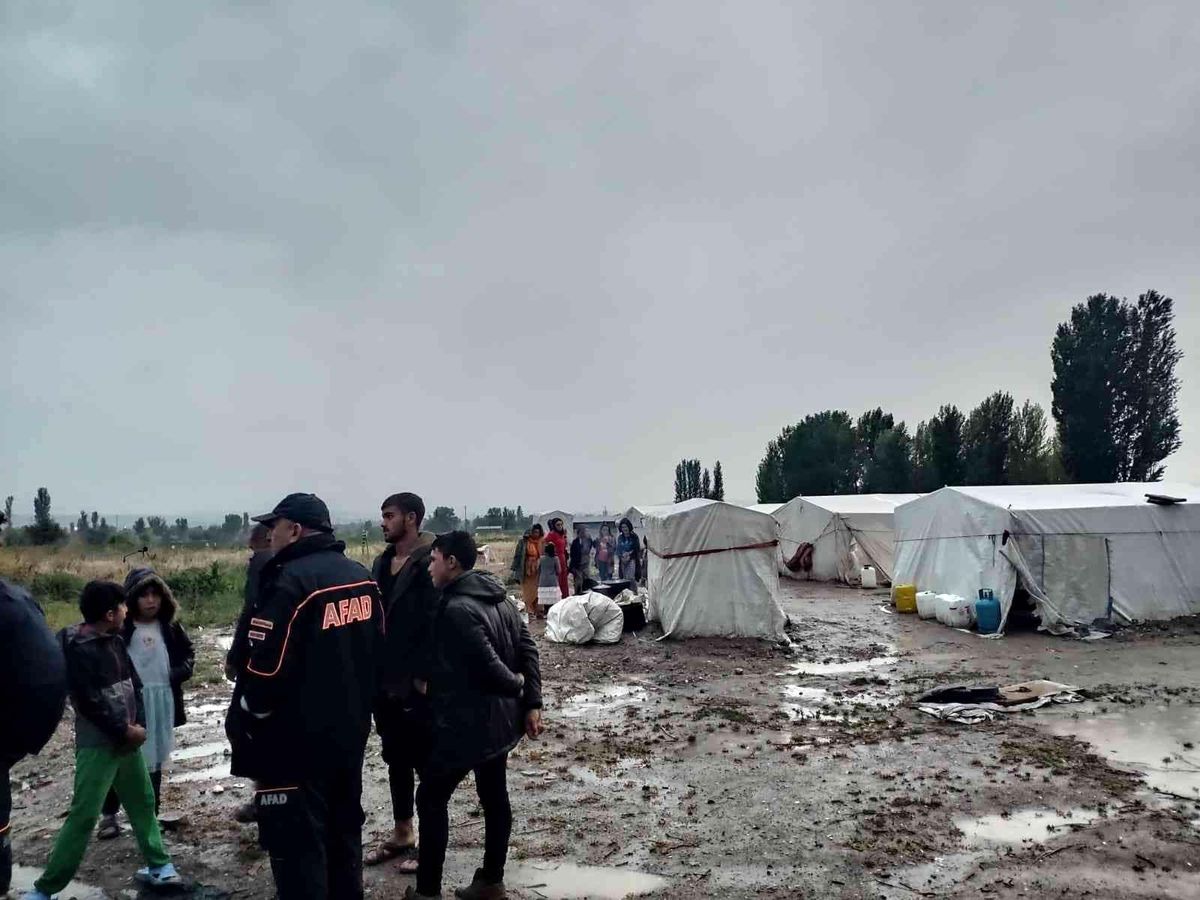 Çadır alanını sel bastı, 30 kişi canını zor kurtardı