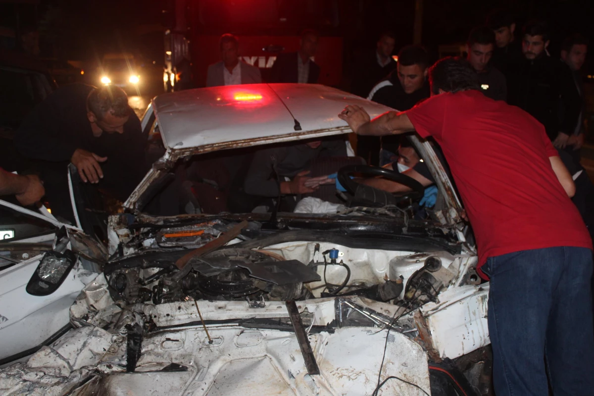 Çanakkale\'de 2 aracın çarpışması sonucu 3 kişi yaralandı