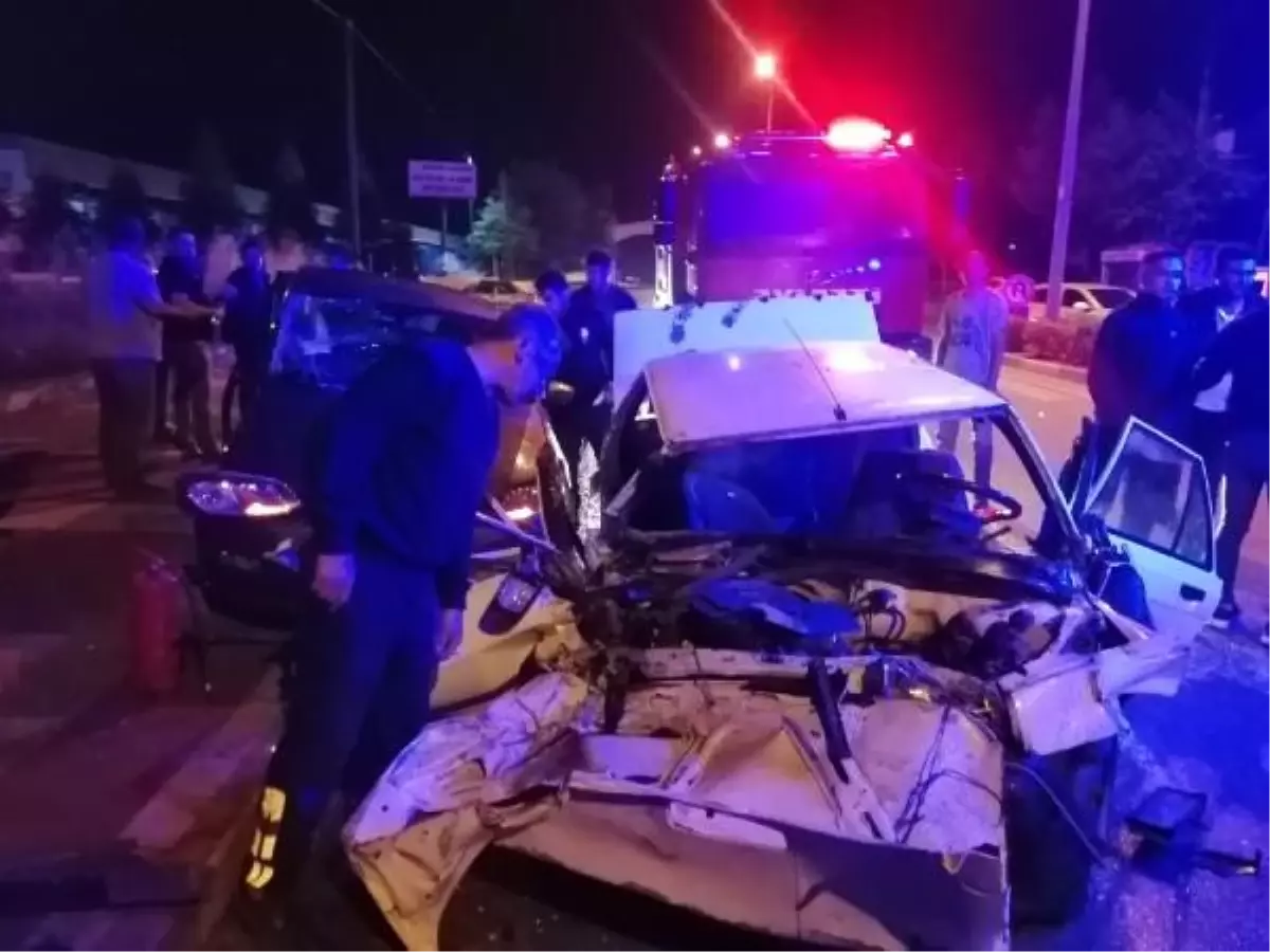 Çanakkale'de otomobiller çarpıştı: 1'i ağır 3 yaralı
