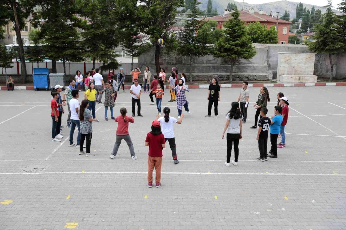Çocuklar için el ele verdiler