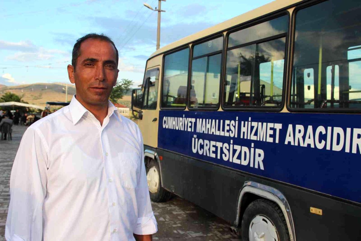 Devletten aldığı maaşı millete harcıyor