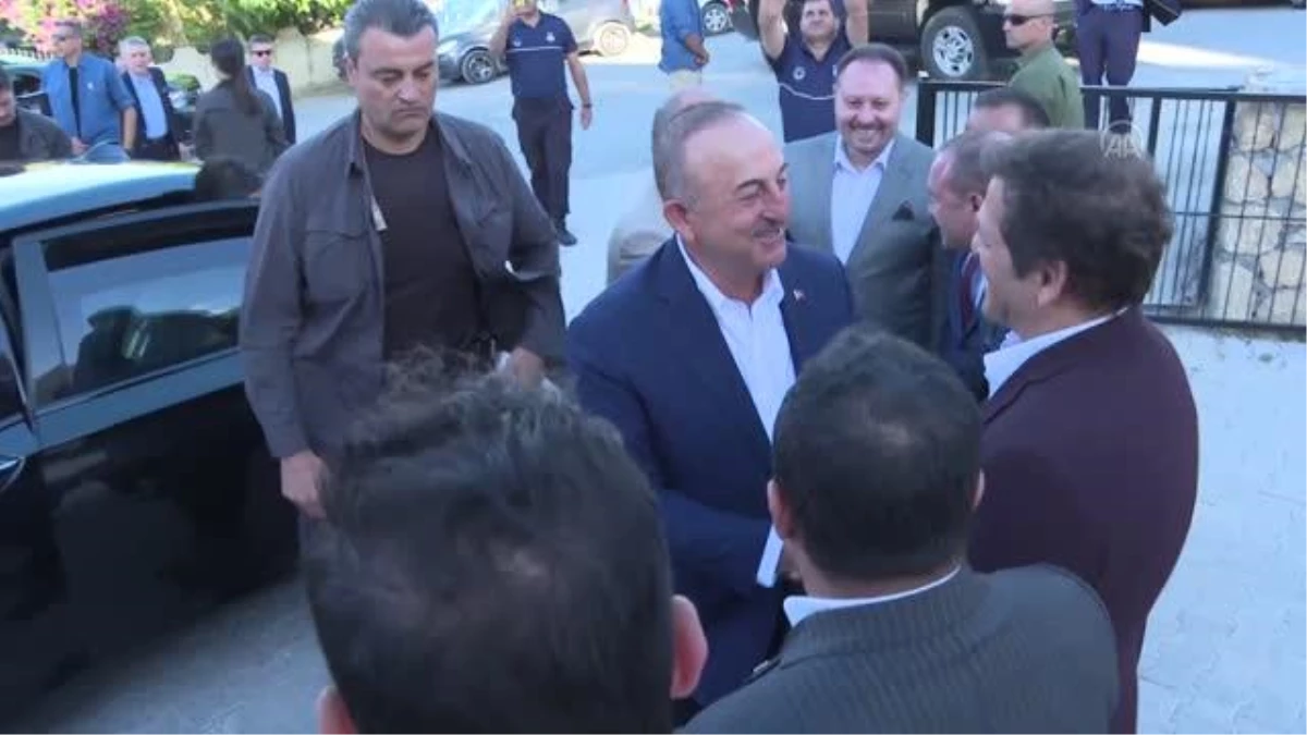 Dışişleri Bakanı Çavuşoğlu, KKTC\'nin Lapta bölgesinde vatandaşlarla buluştu