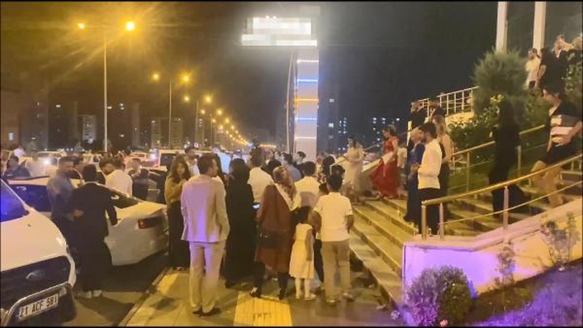 DİYARBAKIR\'DA DÜĞÜN SALONUNDA KAVGA EDEN GELİN VE DAMAT YAKINLARINI POLİS BARIŞTIRDI
