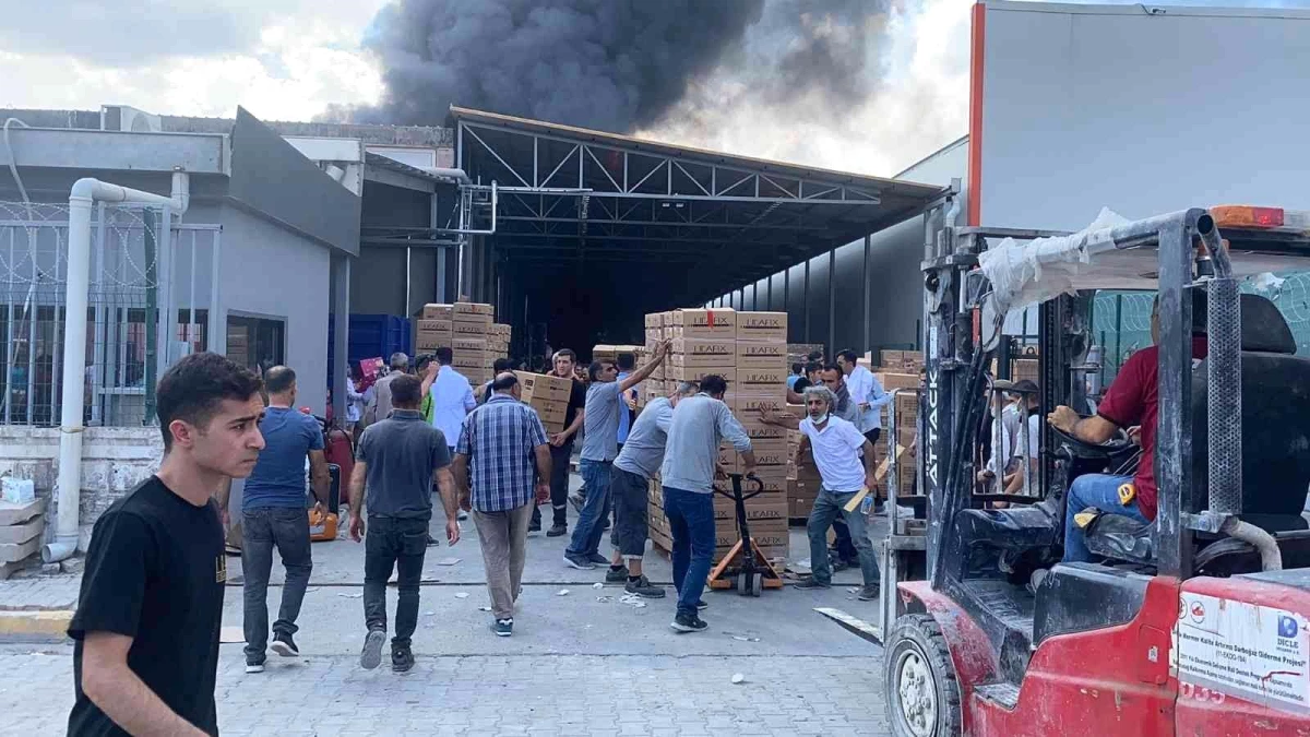 Diyarbakır\'da kozmetik fabrikasındaki yangında 11 kişi dumandan etkilendi