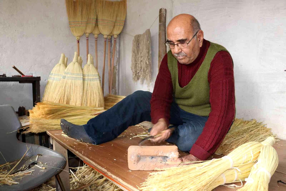 Edirne\'de el süpürgeciliği son demlerini yaşıyor
