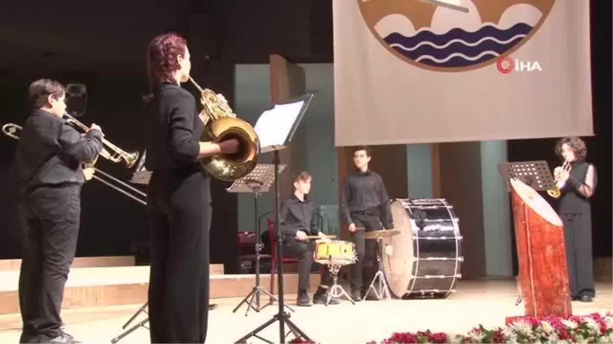 Edirne\'de üniversitelilerin mezuniyet coşkusu