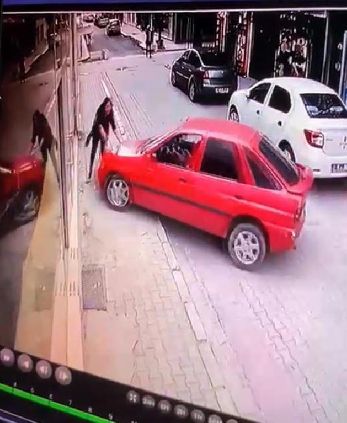 Fren yerine gaza basınca kaldırımdaki kadına çarptı; kaza anı kamerada