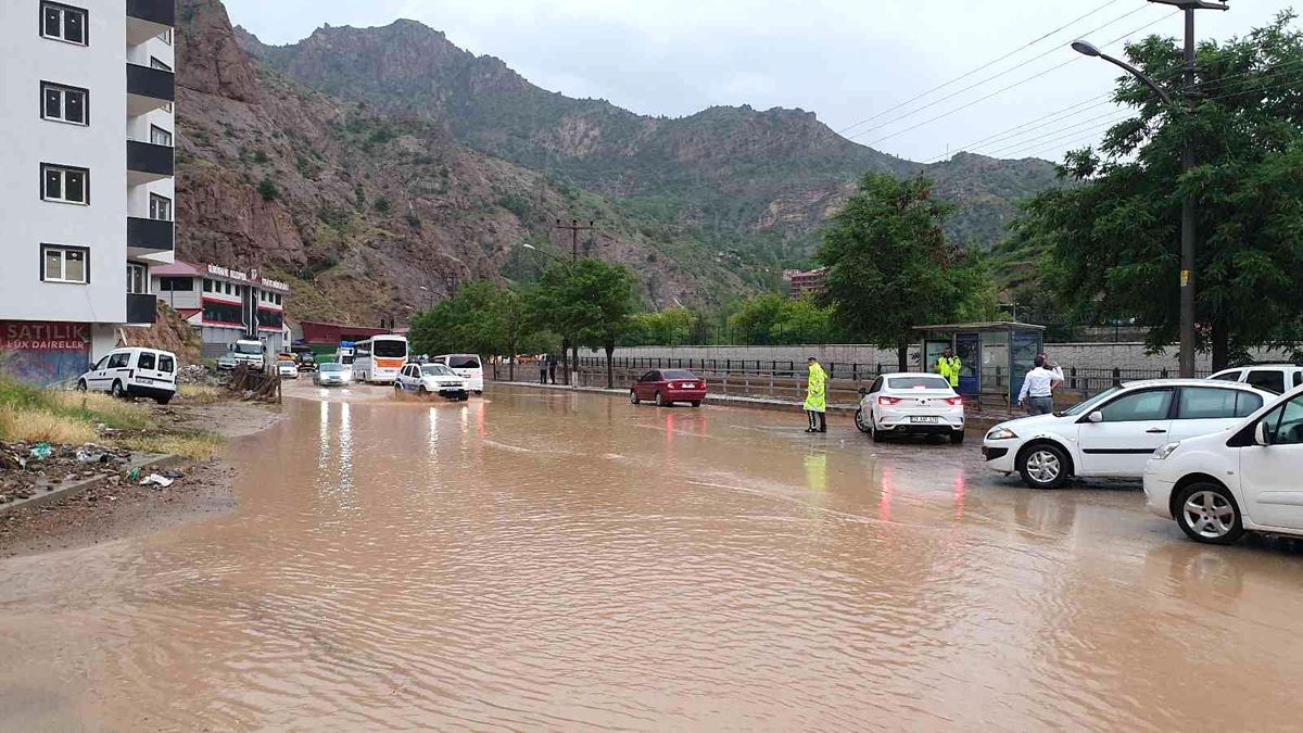 Gümüşhane'de şiddetli yağış sonrası caddeler göle döndü, araçlar yollarda kaldı
