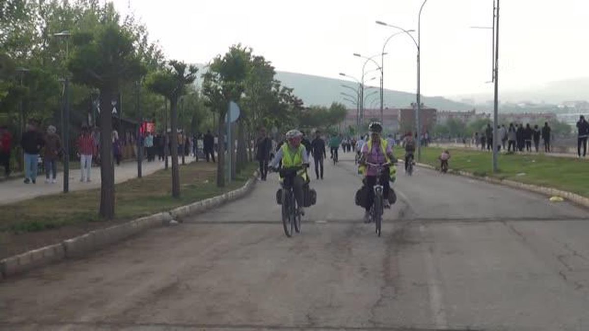 Hastalara umut vermek için İzmir'den bisikletle yola çıkan 2 kadın Bitlis'e geldi