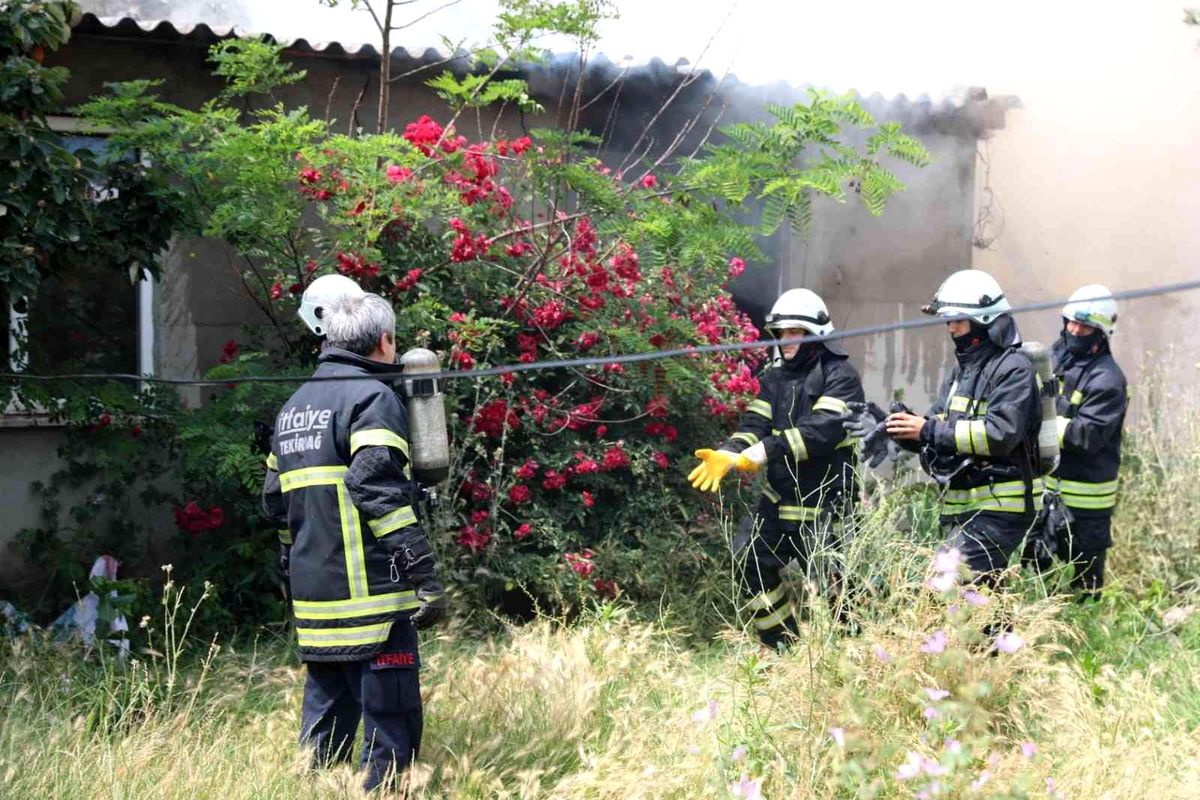 Hurdalıkta çıkan yangın itfaiye ekiplerince söndürüldü