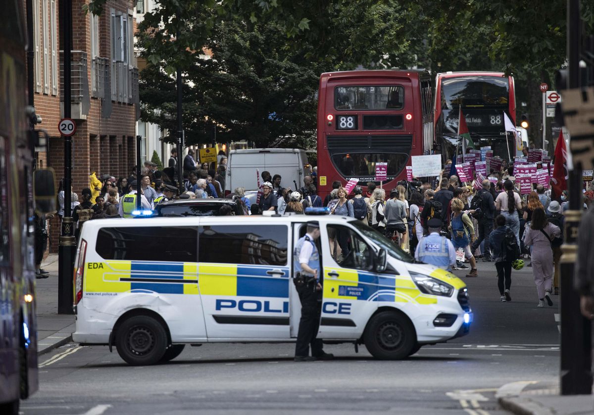 İngiltere'nin sığınmacıları Ruanda'ya gönderme planı protesto edildi