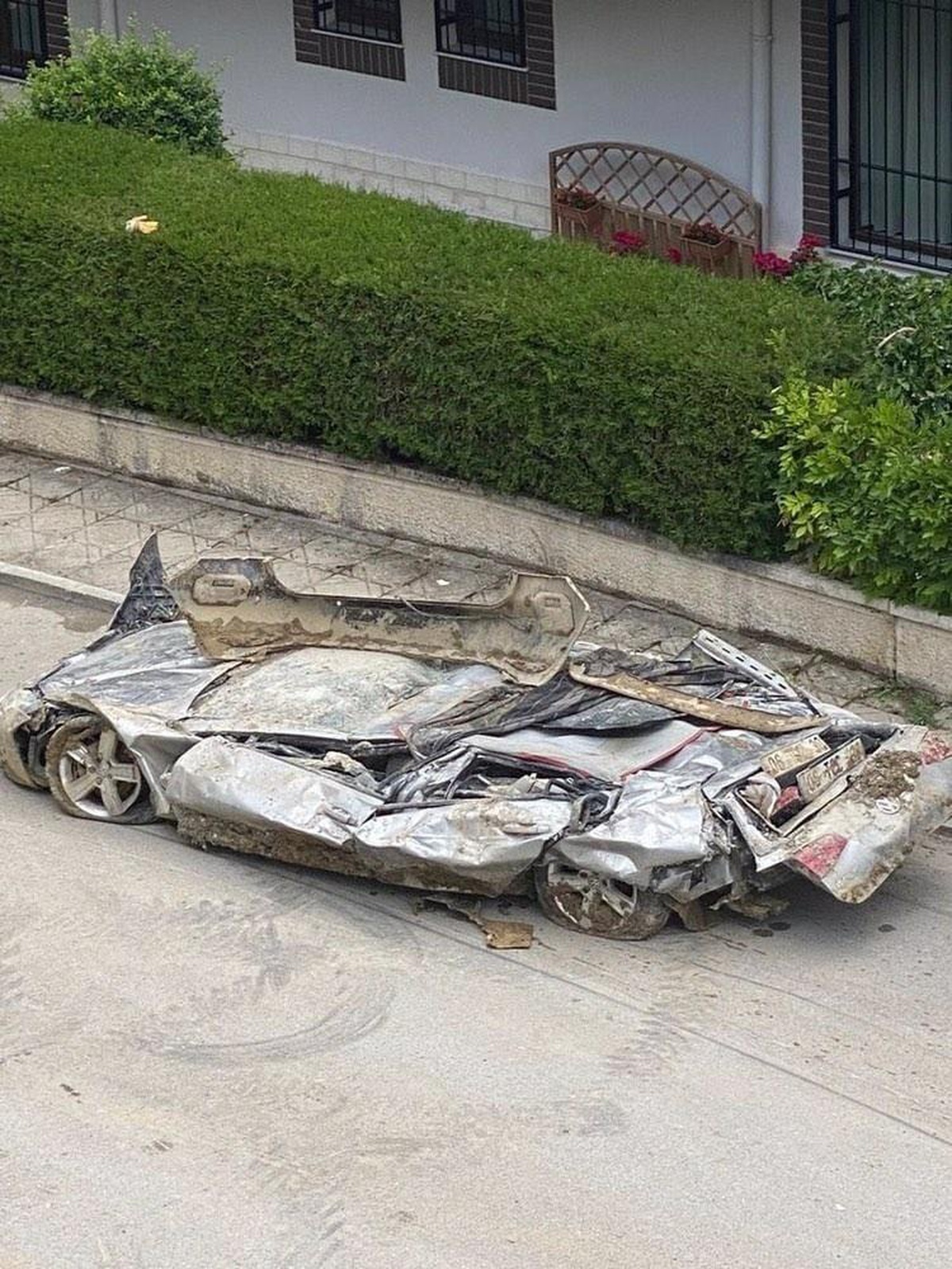 İstinat duvarının altında kalan otomobil adeta kağıda döndü