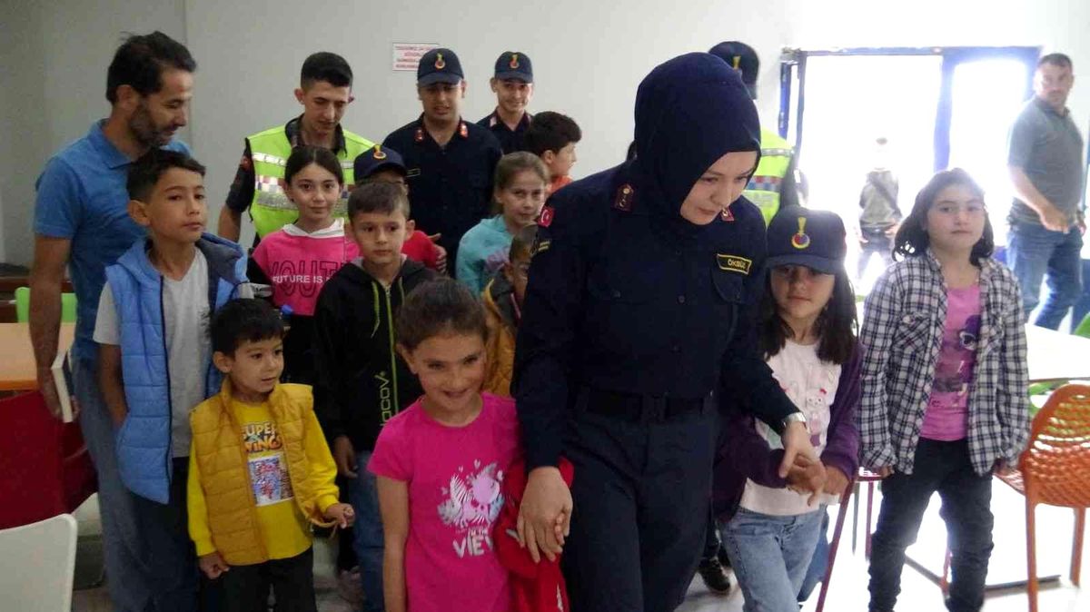 Jandarma köy çocuklarını sinemayla buluşturdu