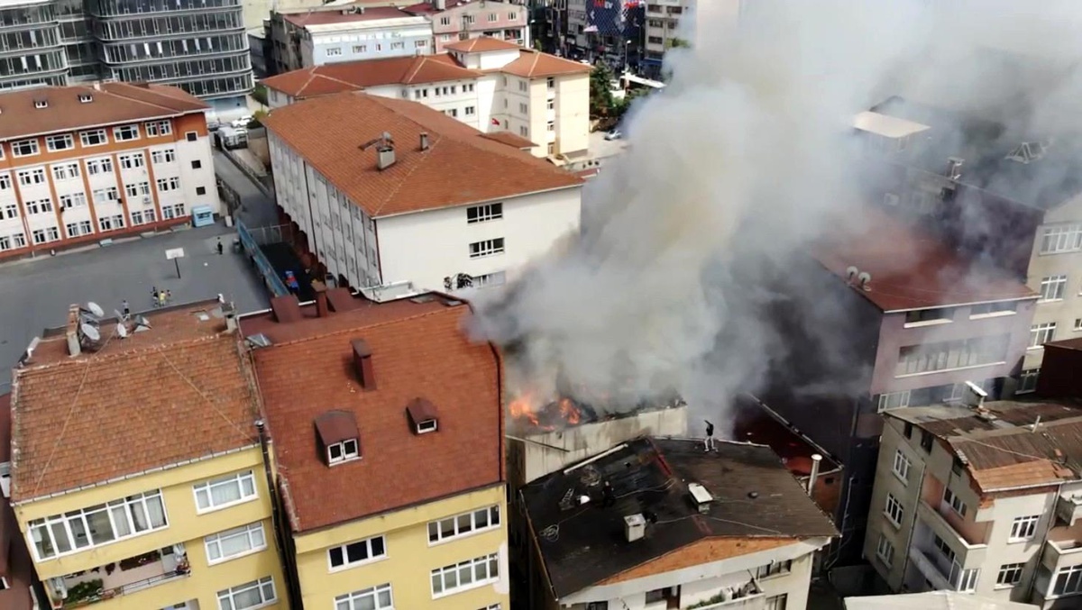 Kağıthane\'de apartmanın çatısı alev alev yandı