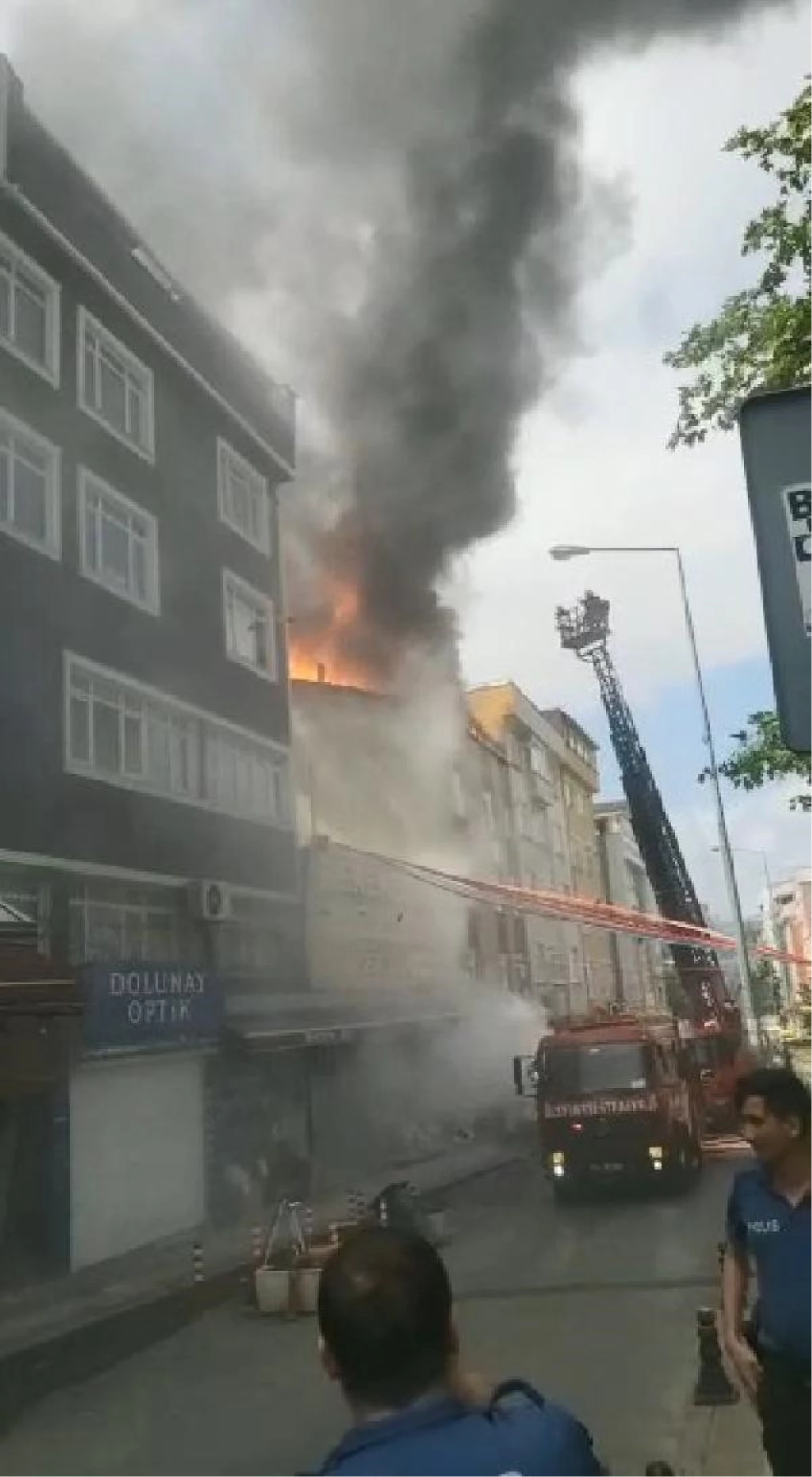 Kağıthane\'de iki binanın çatısında çıkan yangın paniğe neden oldu