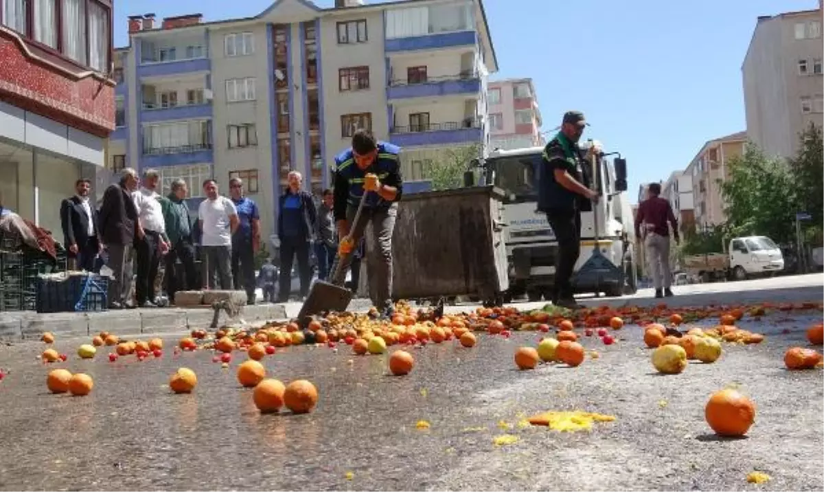 Zabıtanın yaptığı uyarıya sinirlenen manav, kilolarca meyve ve sebzeyi yola döktü