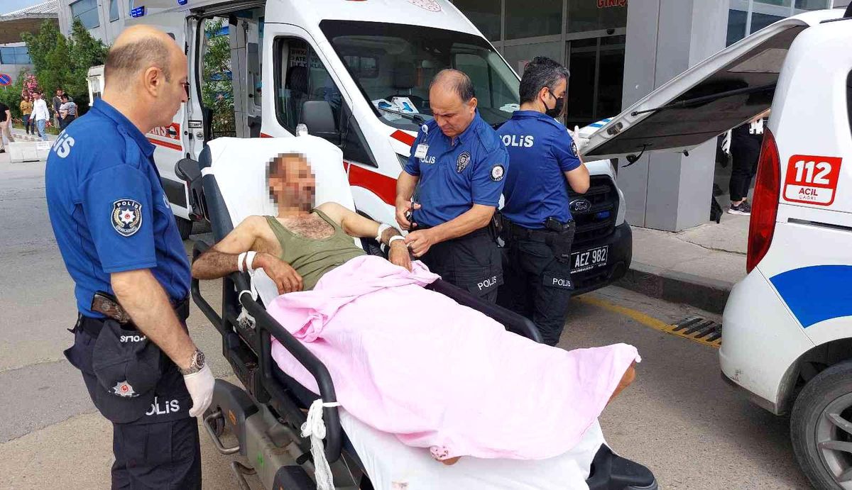 Kendine zarar veren şahıs bağlanarak tedavi edildi