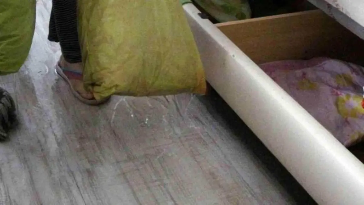 Kızlarının sınava gireceği okula bakmaya giden aile, eve dönünce gördükleri manzara karşısında şoka uğradı! Evi kanalizasyon suları bastı...