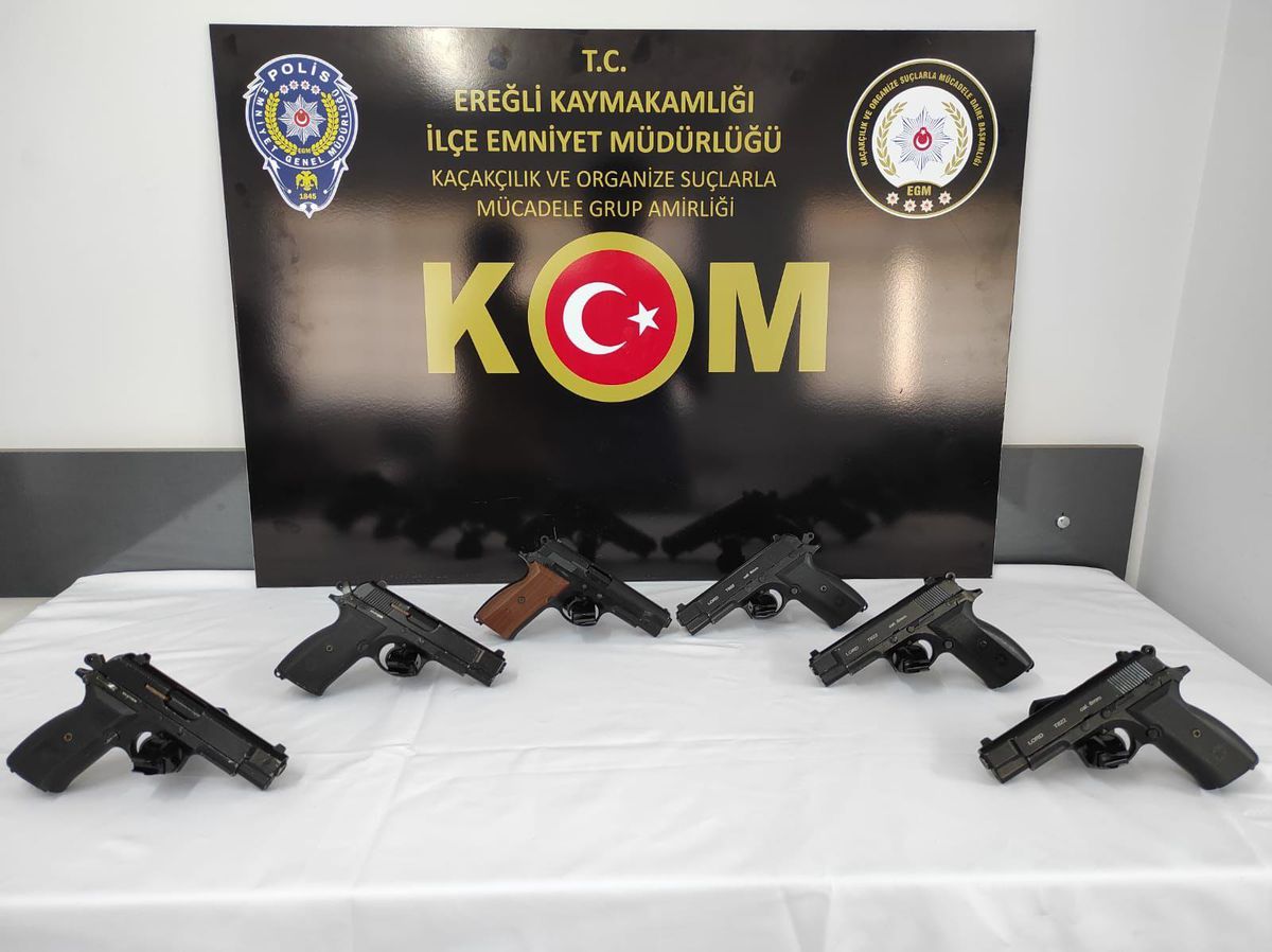 Konya\'da polisten kaçarken tabancalarını yola atan 4 zanlı tutuklandı