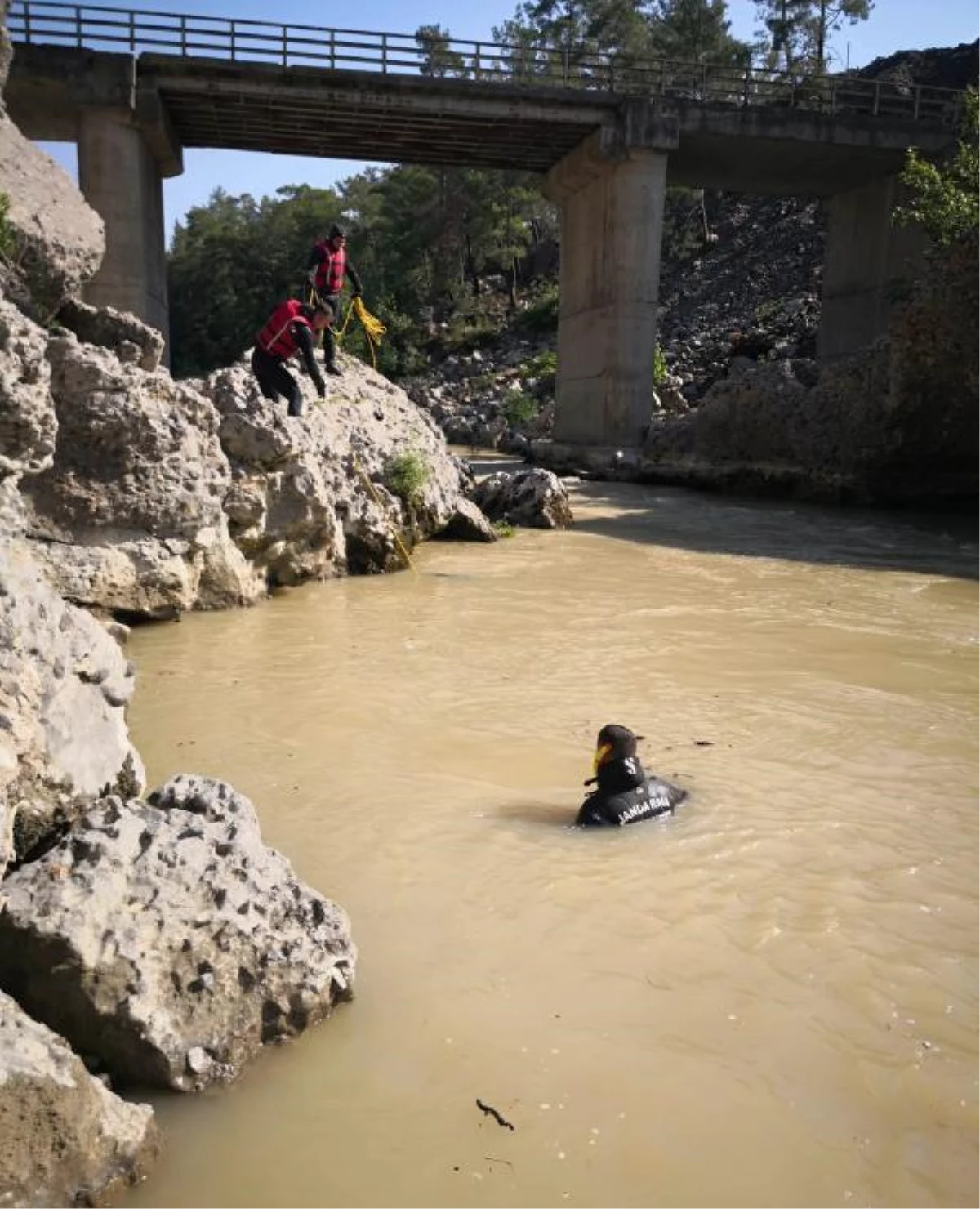 Antalya'da ırmakta kaybolan turisti arama çalışmaları sürüyor