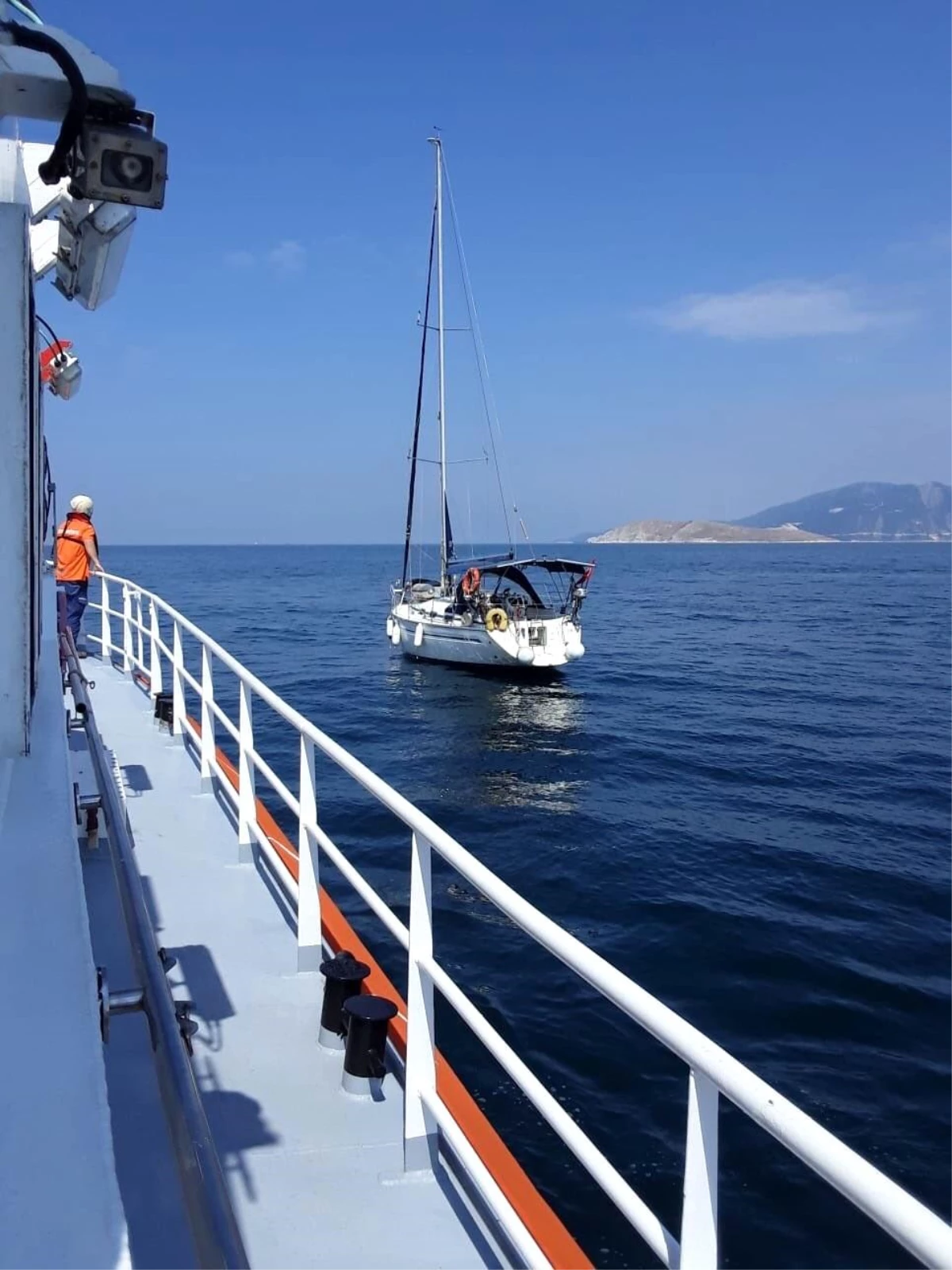 Makine arızası ile denizde sürüklenen tekne Marmara Adası Limanı\'na yanaştırıldı