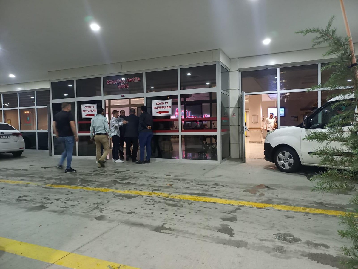 Manisa\'da düğünde çıkan kavgada 3 kişi bıçakla yaralandı
