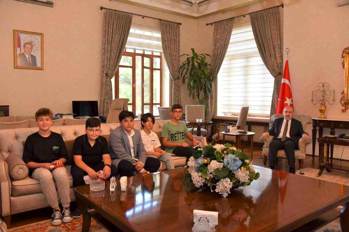 Manisa Kent Konseyi Çocuk Meclisi, Vali Karadeniz\'i ziyaret etti