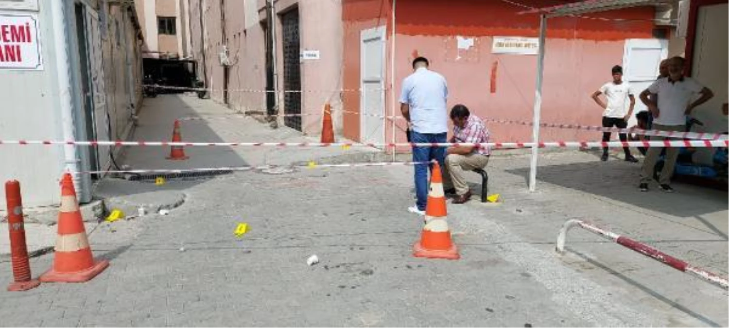 Mersin\'de hastane bahçesinde silahlı kavga: 2 yaralı