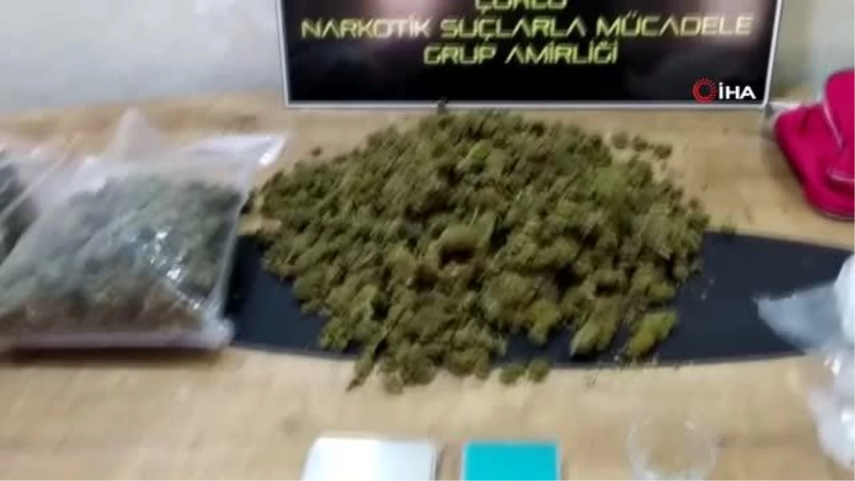 Narkotik operasyonunda 2 kilo uyuşturucuyla yakalanan şahıslardan biri cinayet şüphelisi çıktı