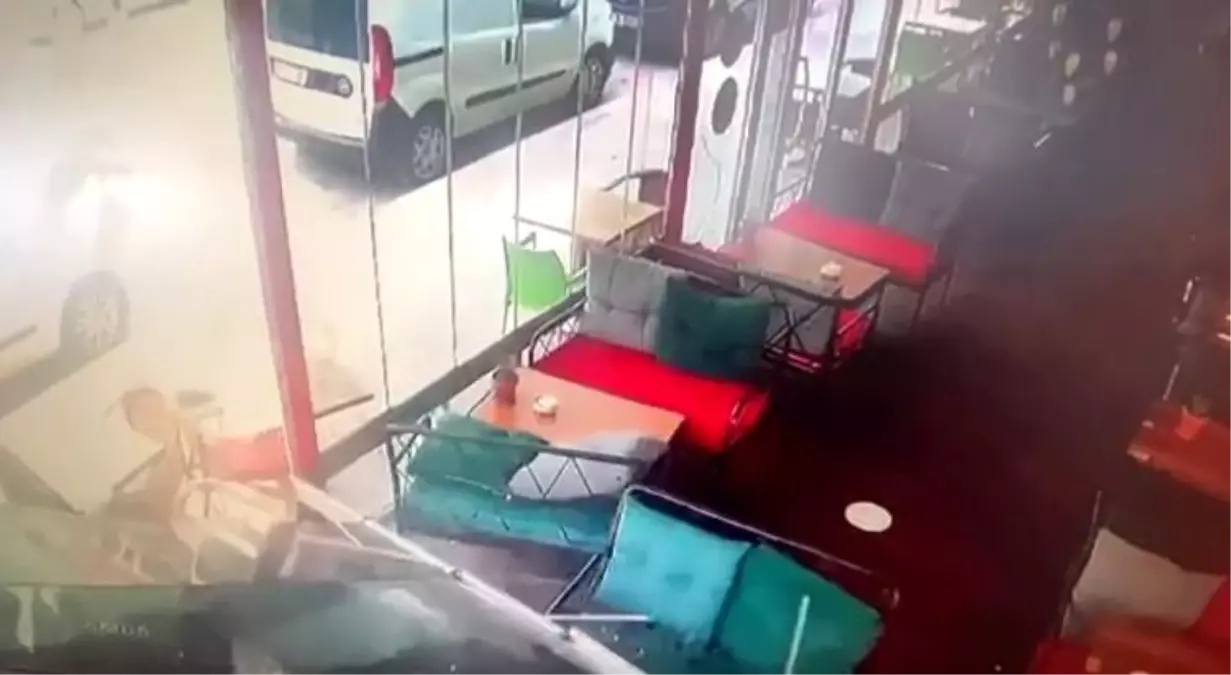 Polisten kaçan ehliyetsiz sürücü kafeye daldı; o anlar kameraya yansıdı