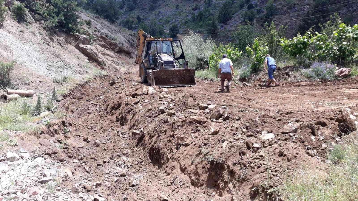 Pozantı\'da yağışlarla bozulan yollar düzenlendi