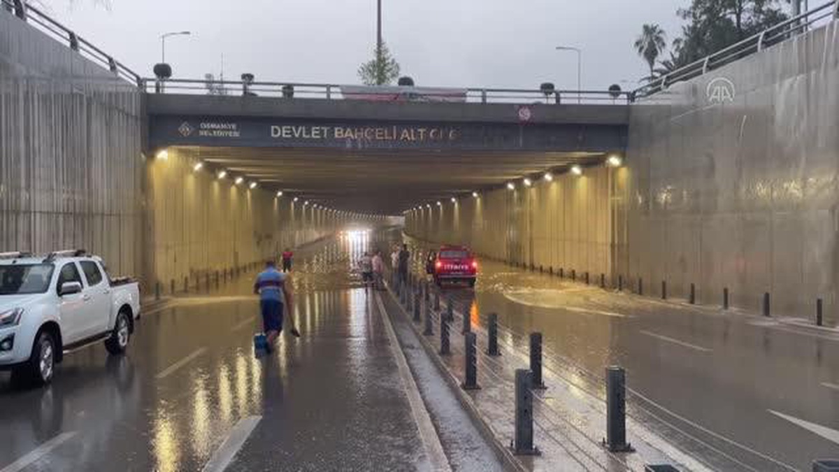 Sağanak nedeniyle ev ve iş yerlerini su bastı