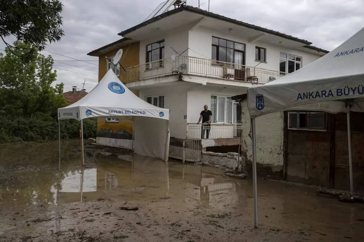 Selde zarar gören Akyurt'taki temizlik ve tahliye çalışmaları sürüyor