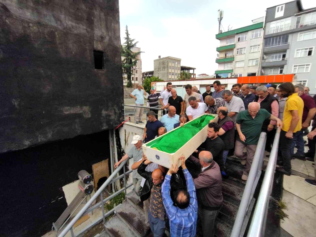 Serinlemek için girdiği Fırtına Deresi\'nde boğulan genç son yolculuğuna uğurlandı
