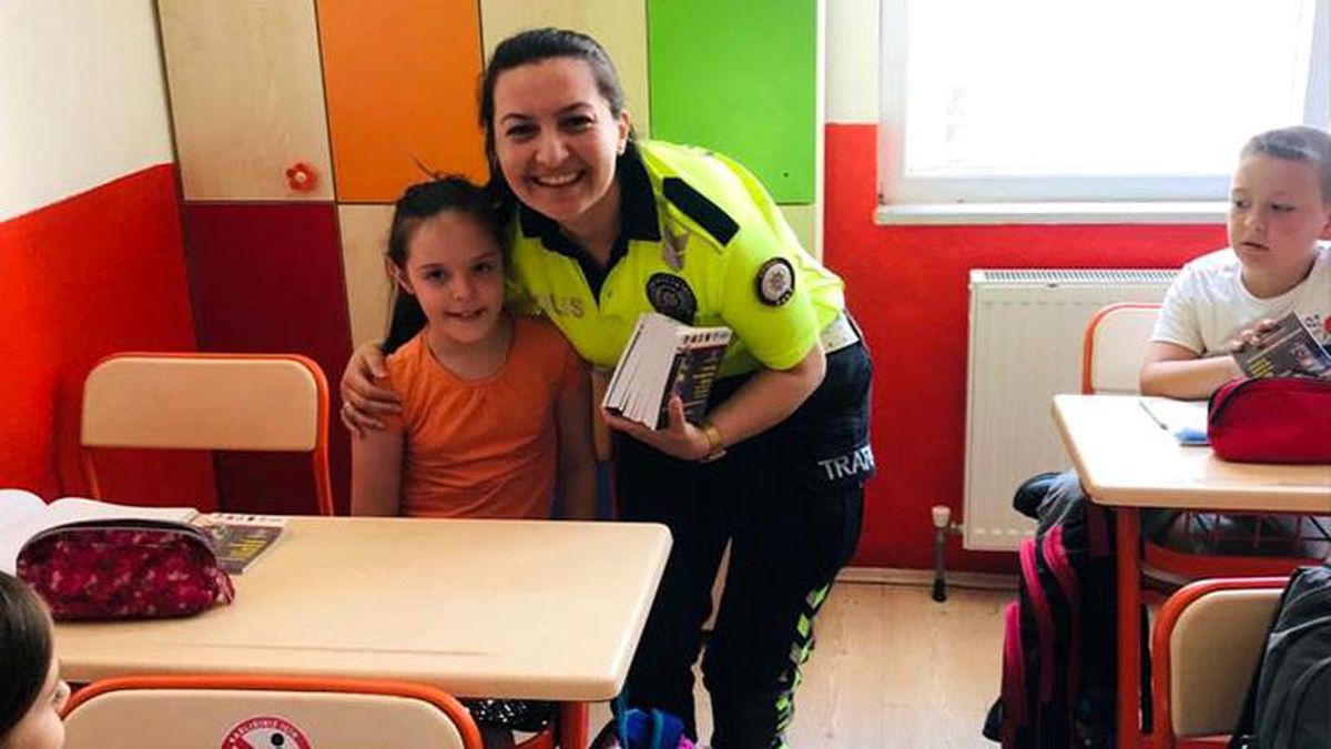 Servis denetiminde kemer takan örnek öğrencileri polisler ödüllendirdi