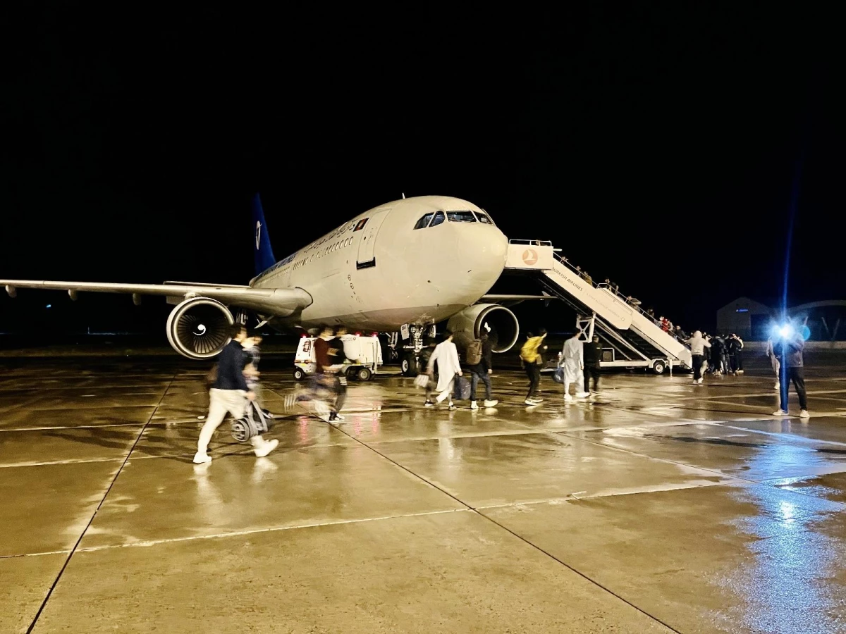 Ağrı\'da sınır dışı edilen 227 Afgan göçmen uçakla ülkelerine gönderildi