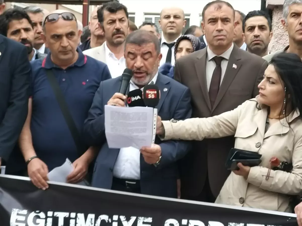 Sivas\'ta okul müdürü ve personelin veli tarafından darbedildiği iddia edildi