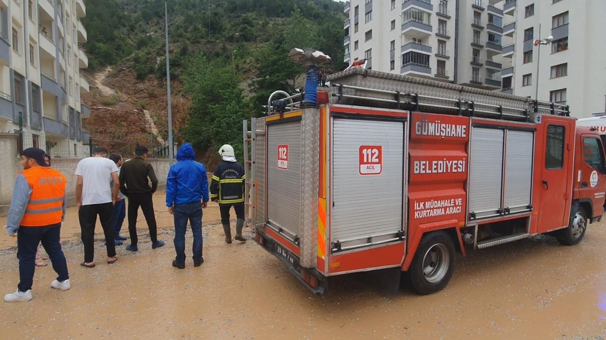 Su dolu çukura düşen kız boğulmaktan son anda kurtarıldı