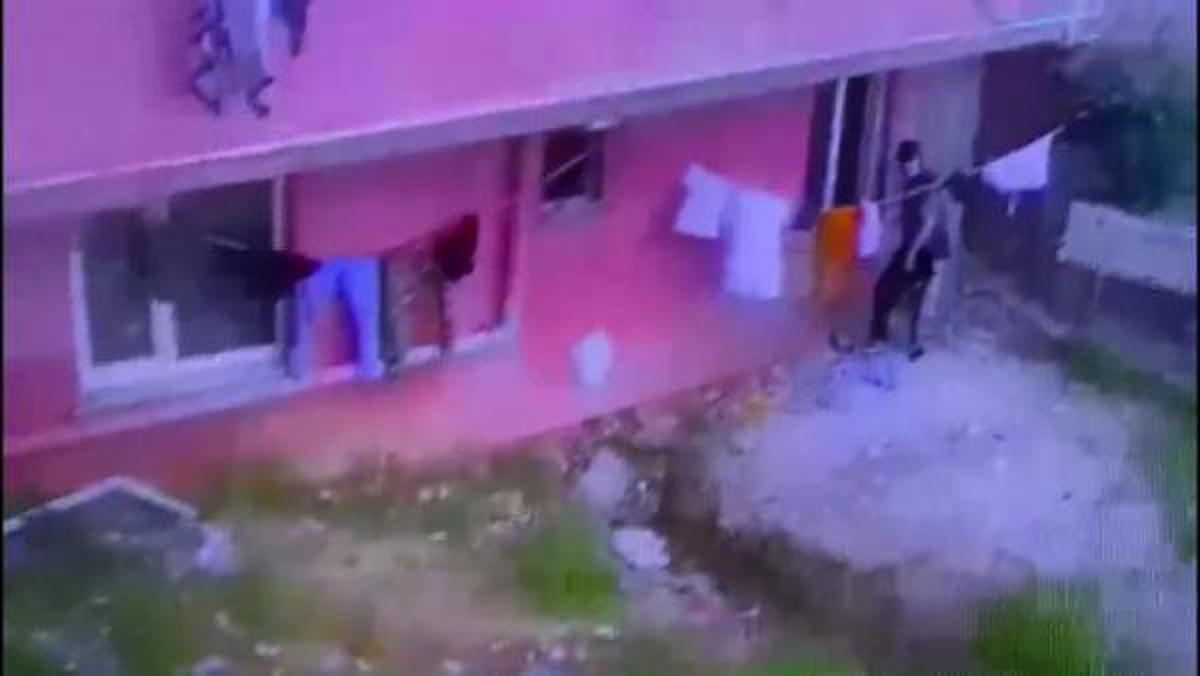 Sultangazi\'de göçmenlerin kaldığı evde hırsızlık kamerada