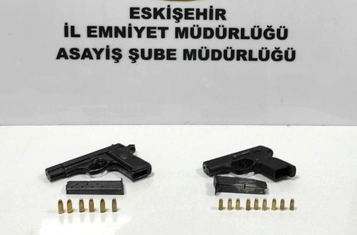 Şüpheli şahısların üzerinde silah ele geçirildi