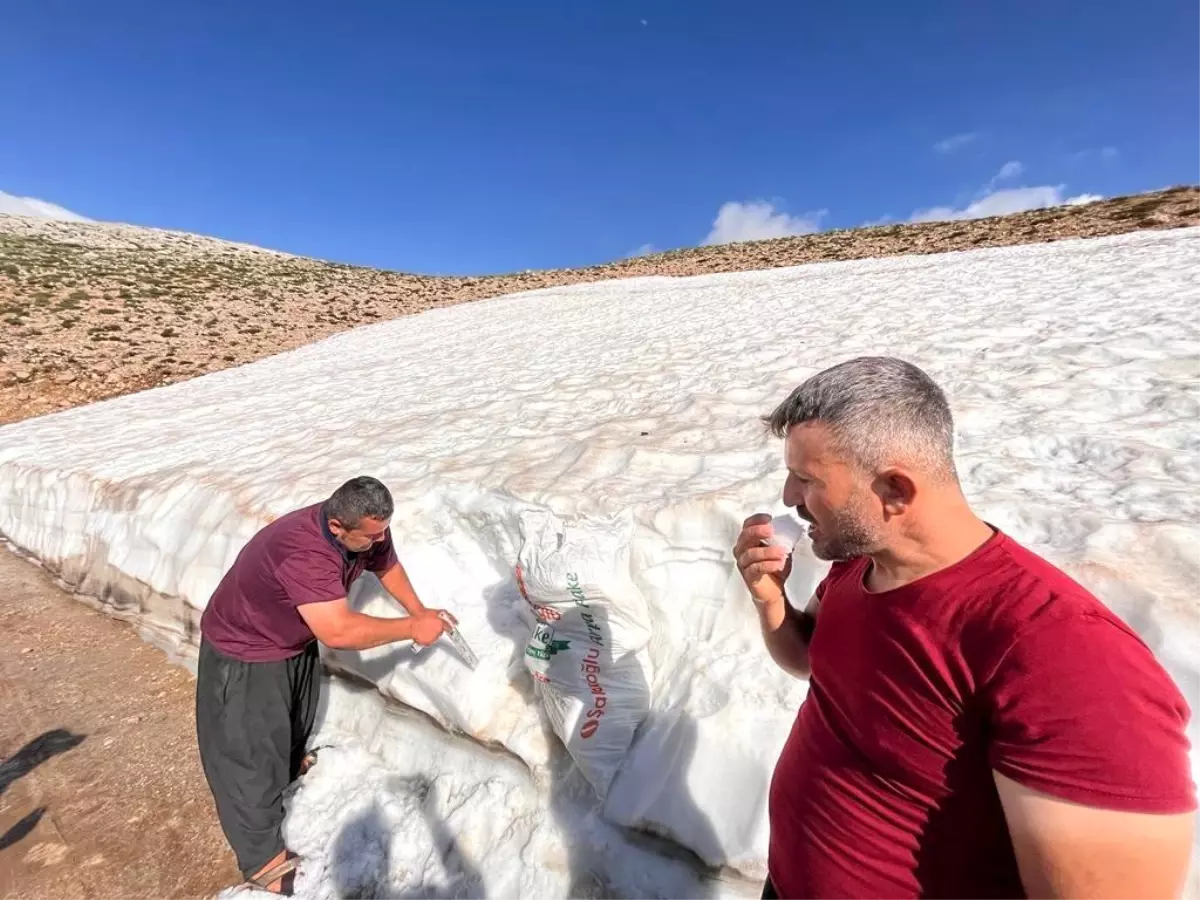 Toroslardan çuval çuval taşınan kar, deniz seviyesinde karlama şerbet oluyor