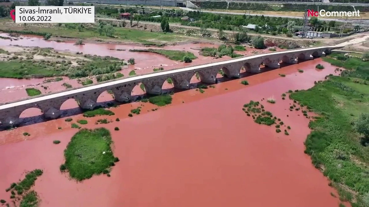 Türkiye\'nin en uzun nehri Kızılırmak kızıla büründü