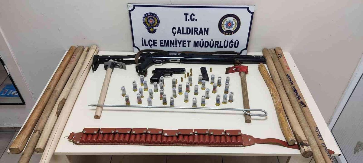 Van\'da çeşitli suçlardan toplam 42 yıl hapis cezası bulunan 20 kişi tutuklandı