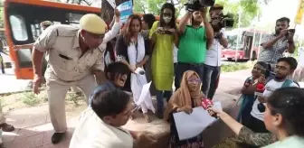 YENİ DELHİ - Hindistan'da yerel Müslüman liderin evinin yıkılması protesto edildi