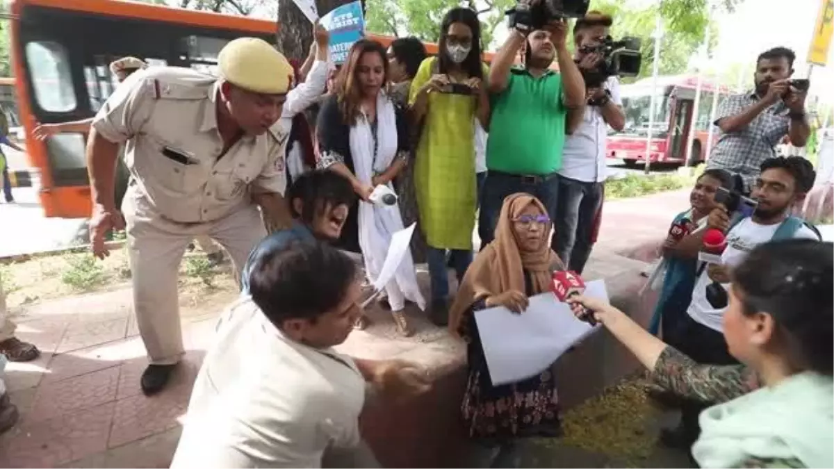 YENİ DELHİ - Hindistan'da yerel Müslüman liderin evinin yıkılması protesto edildi