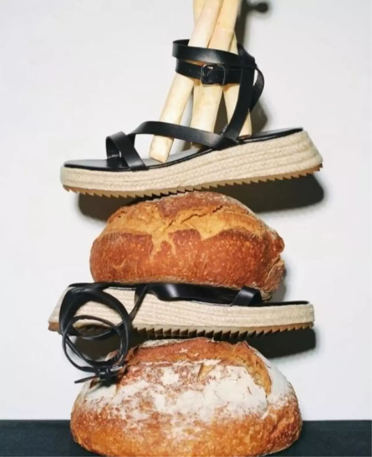 Yıldız Tilbe'den ekmeğin üzerine ayakkabı koyan ZARA markasına zehir zemberek sözler: O nimet sizi çarpsın, alçaklar!