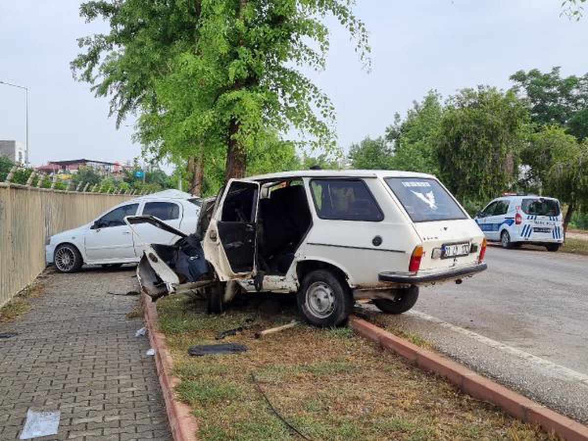 Adana\'da 2 otomobilin karıştığı kazada 5 kişi yaralı