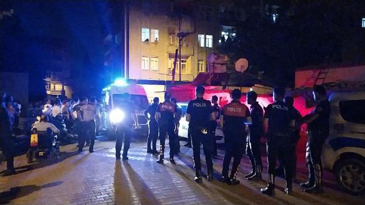ADIYAMAN\'DA HUSUMETLİ İKİ GRUP ARASINDA SOPALI KAVGA: 3 YARALI